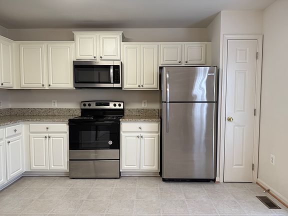 4th image of 109 Merrill Ct