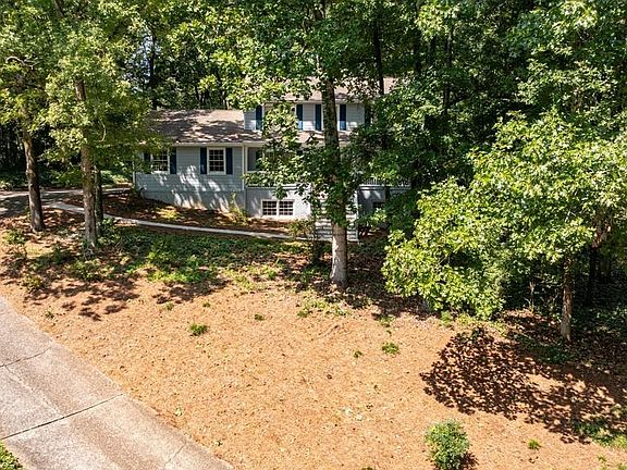 3rd image of 940 Hunterhill Dr