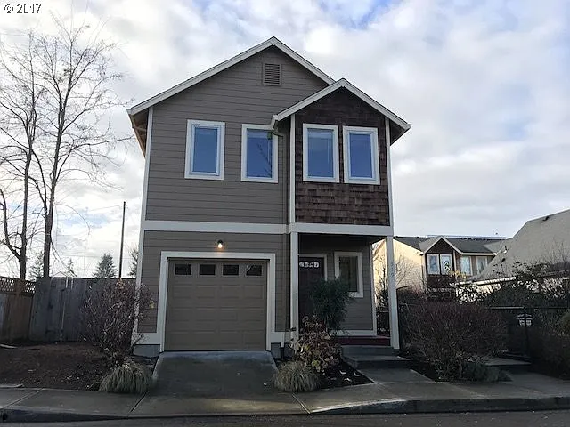 319 NW Adams Ave photo 1