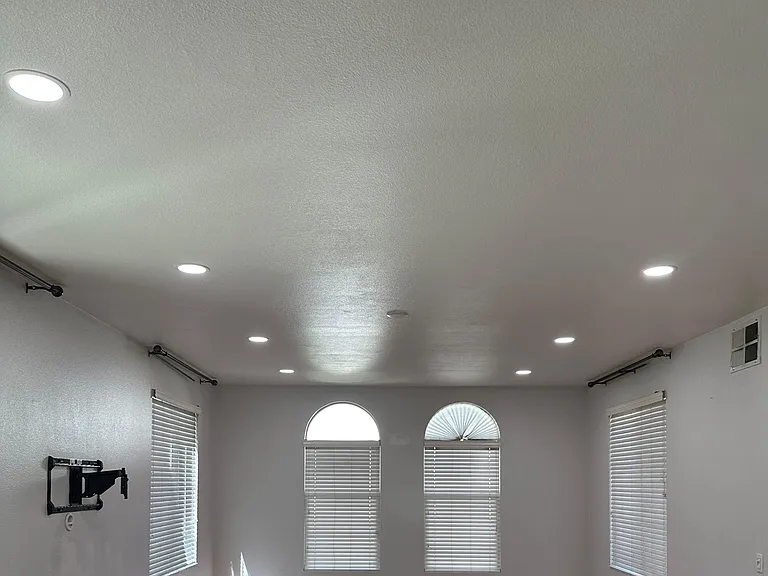 2221 Amaryllis Cir — Photo 3