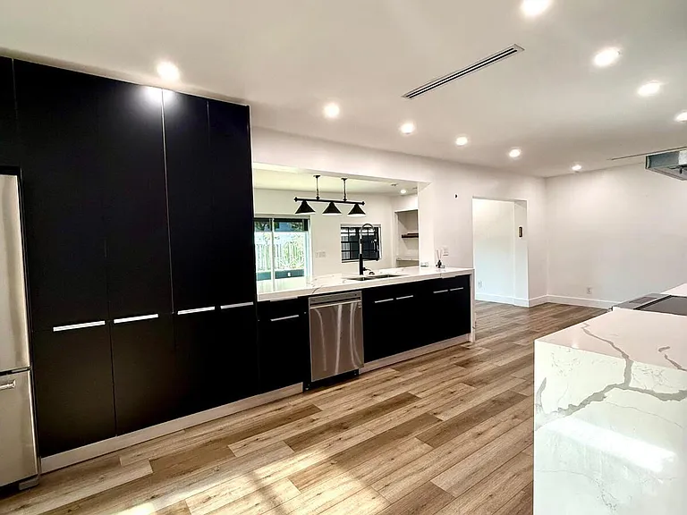 4411 Thomas St — Photo 14