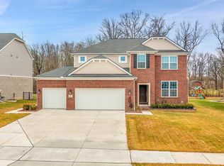 927 Leafdale Dr, Rochester, MI 48307