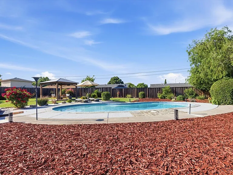 7947 Serena Ct — Photo 32