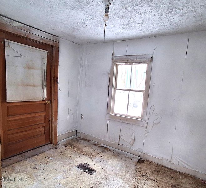 3rd image of 29 Moss Street