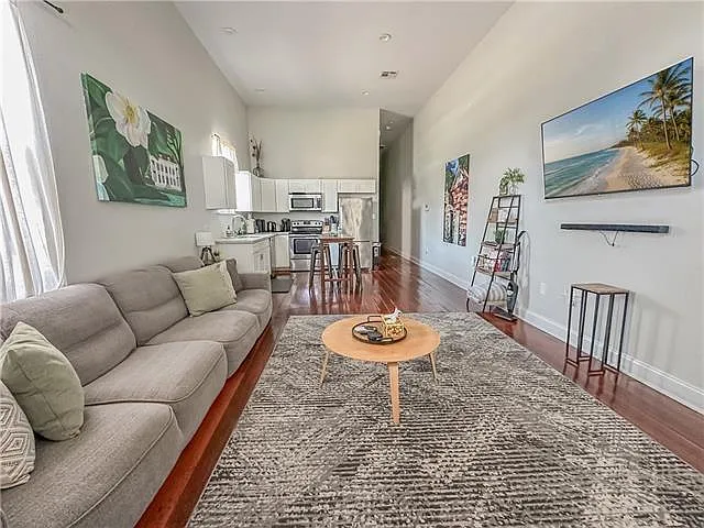 3 bed, 2.0 bath, 1044 sqft, $2,100 — Photo 3