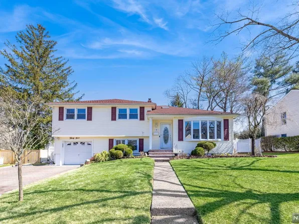39 Roxbury Rd, Dumont, NJ 07628