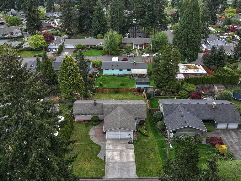1045 Sunrise Ln — Photo 3
