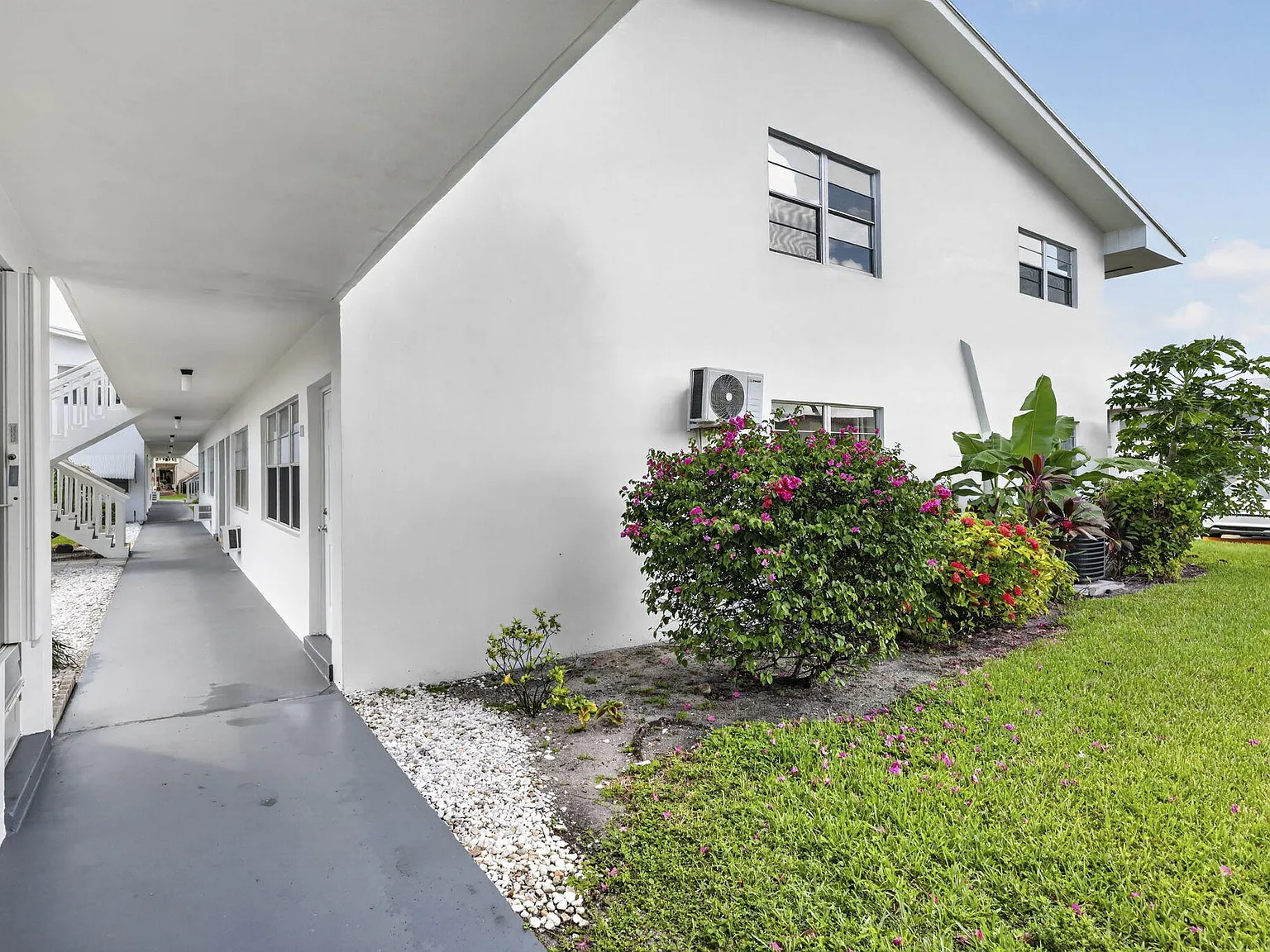 1 bed, 1.5 bath, 702 sqft, $1,400 — Photo 2