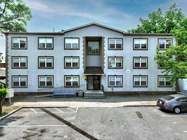 235-239 Burgess Pl — Photo 11