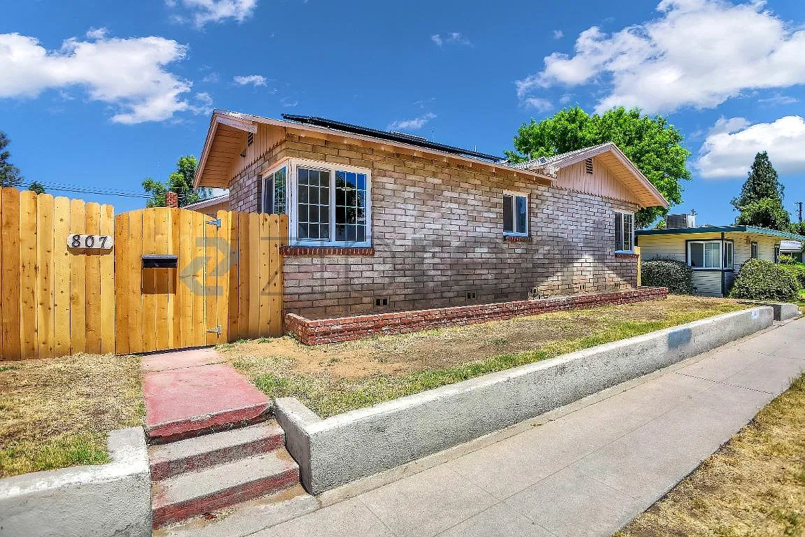 2 bed, 900 sqft, $1,700 — Photo 1