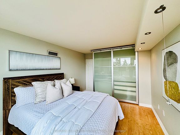 4th image of 7601 Bathurst St #402