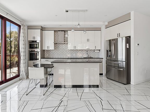 2nd image of 600 20th St APT Penthouse