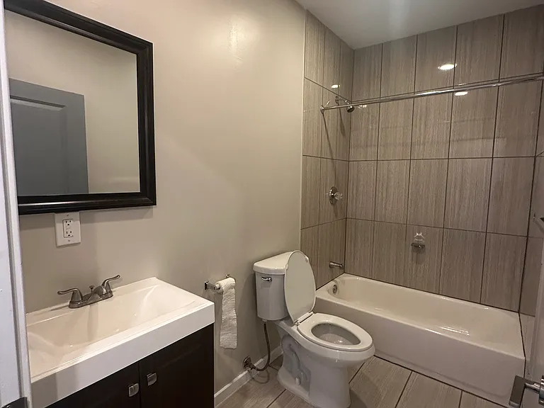 811 N Franklin St #302 — Photo 5