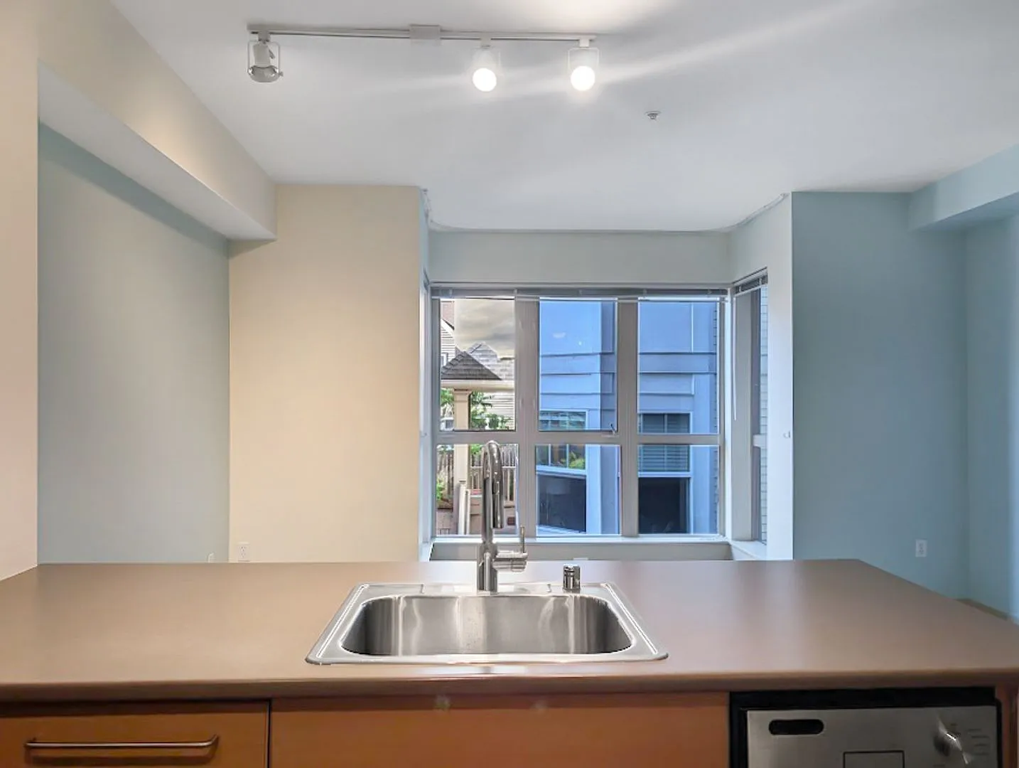 Spacious Condo in Prime Location of Capitol Hill — Photo 2