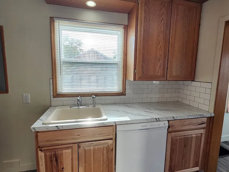 1500 Thayer Dr — Photo 8