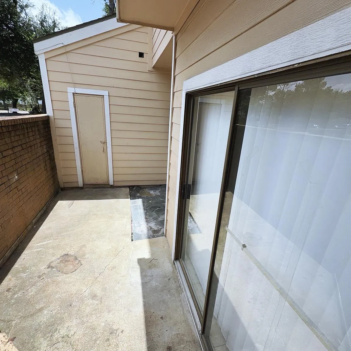 1 bed, 1.5 bath, 1050 sqft, $1,075 — Photo 2