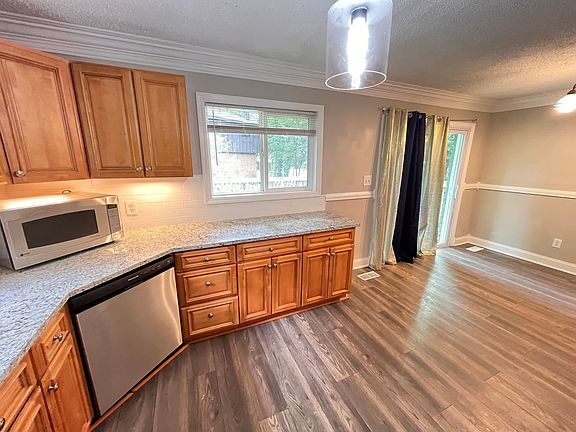 4th image of 3220 Rita Ln NW