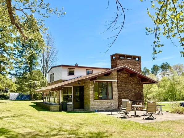 144 S Jackson St, Kingsford, MI 49802