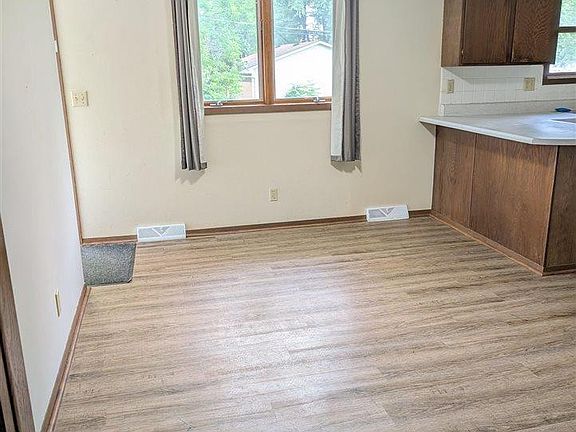 5th image of 105 Silver St W