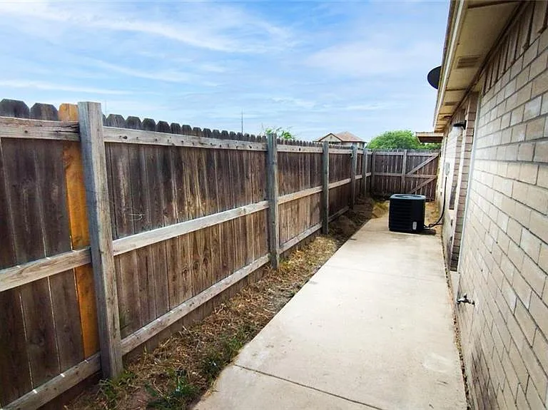 1304 Acme Ln #3 — Photo 2