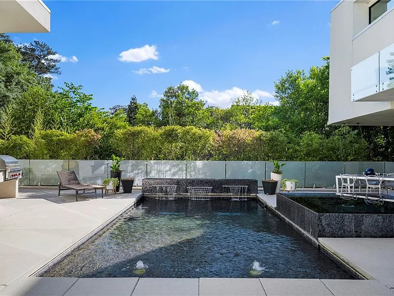 937 Berkshire Rd NE — Photo 5