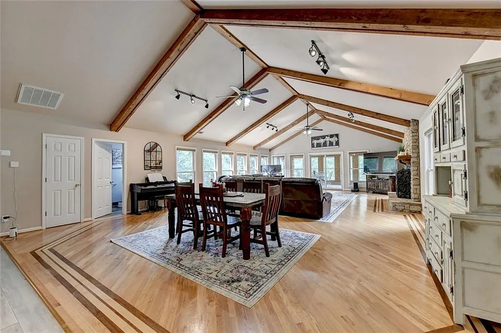 5 bed, 3.5 bath, 5100 sqft, $5,250 — Photo 2