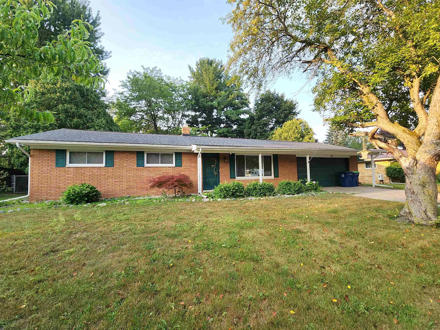 3 bed, 1.5 bath, 1056 sqft, $1,500 — Photo 2