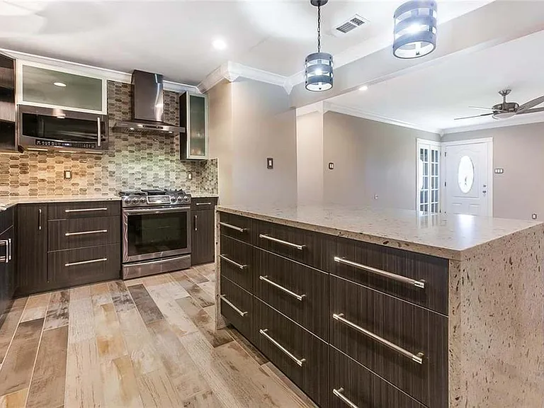 305 Serpas Dr — Photo 6