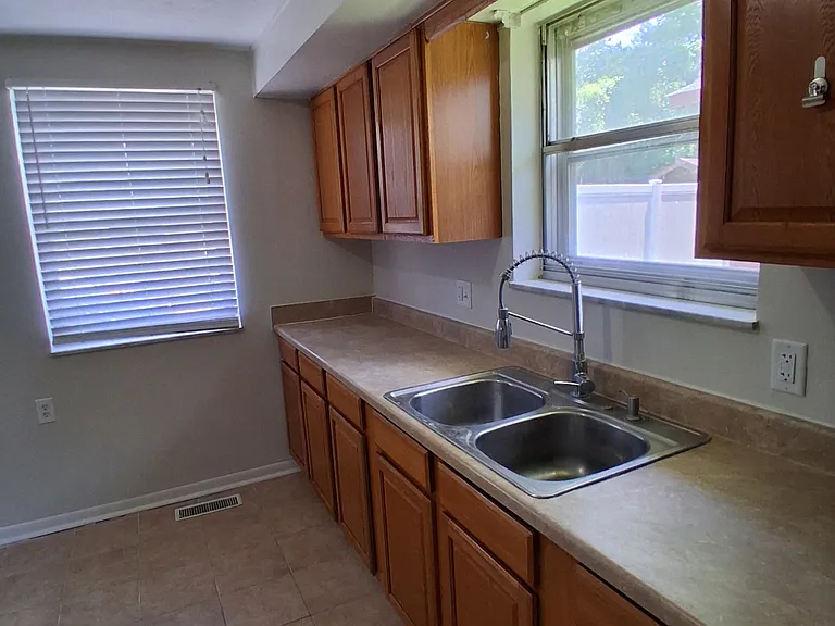2431 Wade St — Photo 4