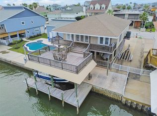 214 Bora Bora Dr, Tiki Island, TX 77554