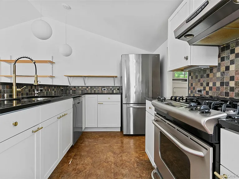392 Main St — Photo 4