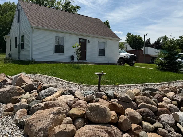 2922 Center Point Rd NE, Cedar Rapids, IA 52402