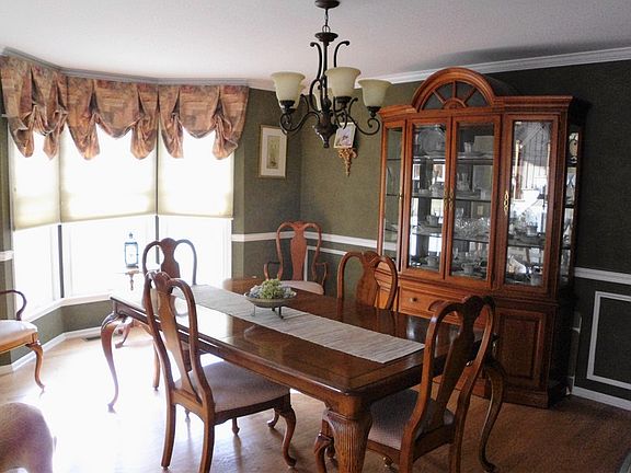 Formal Dining
						:
						Decor Moulding, Paint & Hardwood Floors