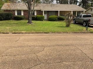 421 Winterset Dr, Columbus, MS 39702