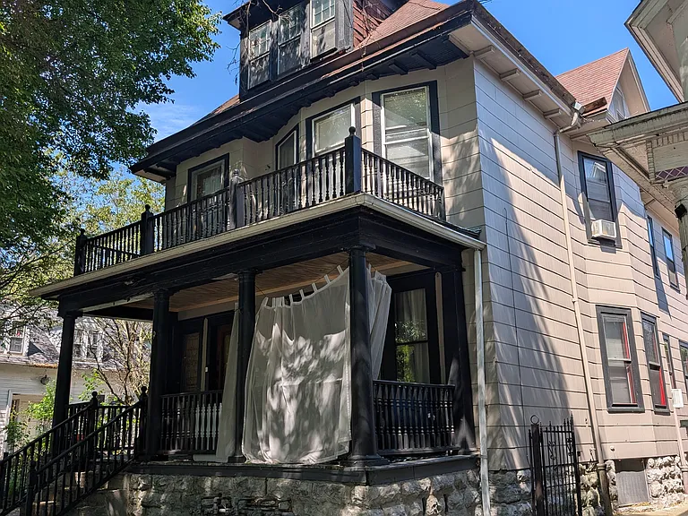39 College St — Photo 1