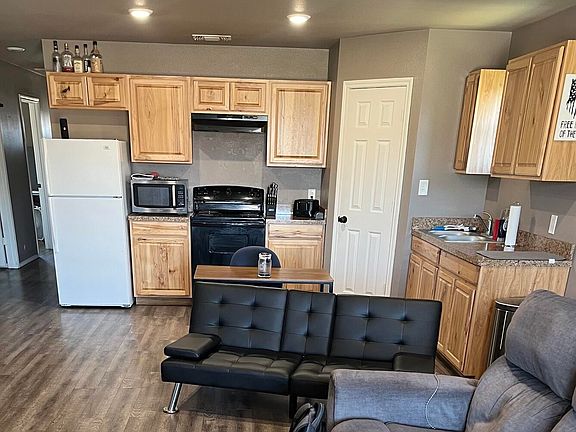 3rd image of 1001 Zenith Ave
