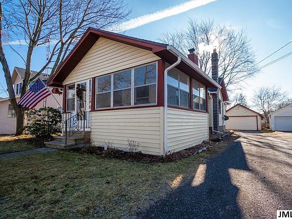 3rd image of 107 E Meadow Heights Ave