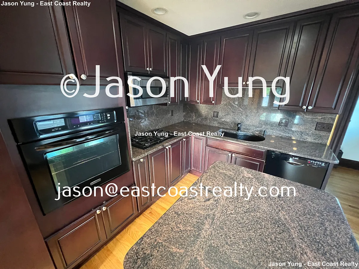 Building Photo - 8 Saint James St #8