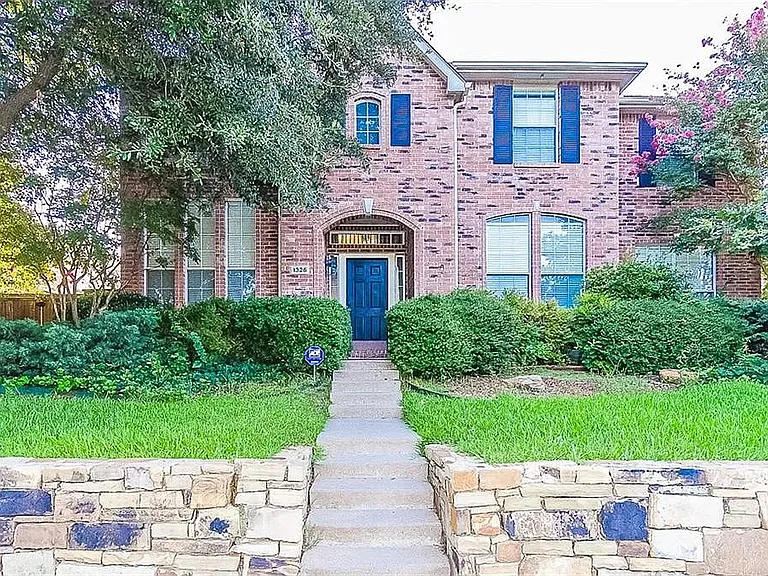 1328 Comanche Dr — Photo 1