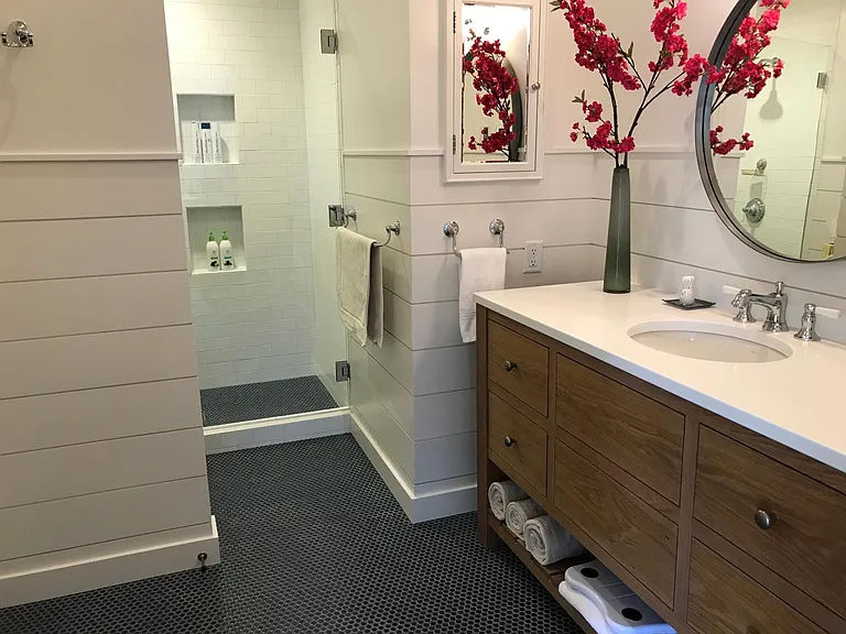 Queen guestroom bath