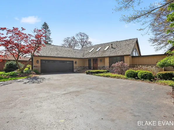4069 Forest Point Dr, Norton Shores, MI 49441
