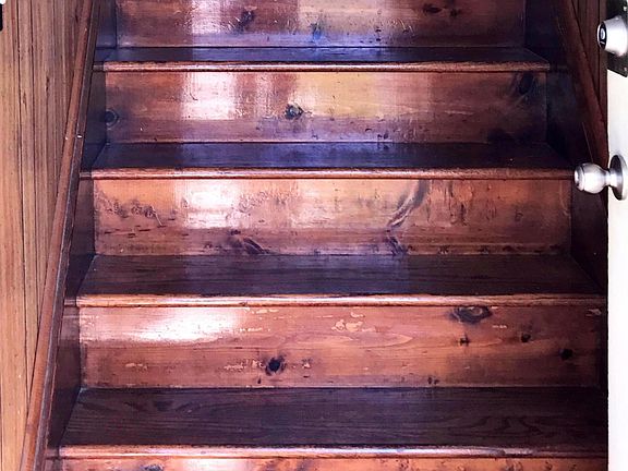 Staircase from door front door to upper landing