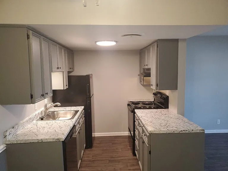 Stratford East Apartments — Photo 10
