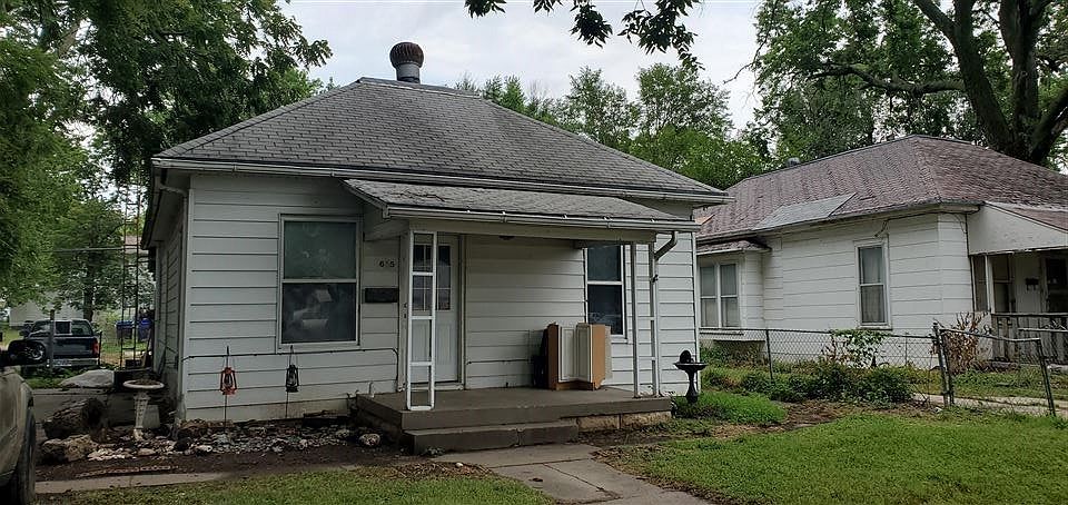 2nd image of 615 W 9th St