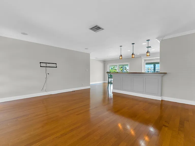 925 SE 10th St — Photo 9