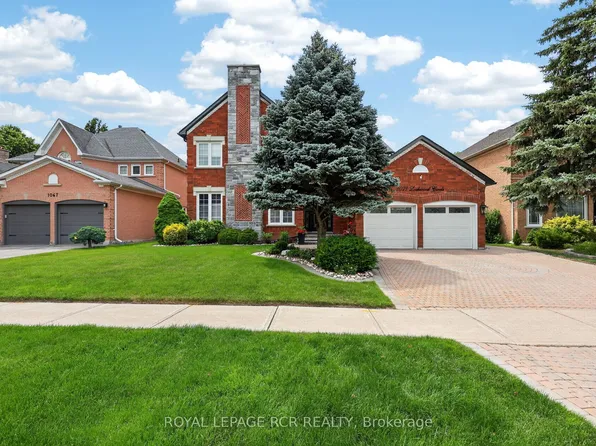 1071 Lockwood Cir, Newmarket, ON L3X 1M2