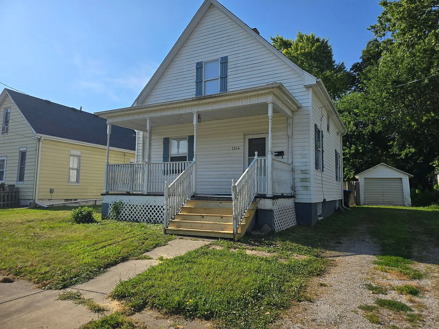 1214 W Grove St photo 1