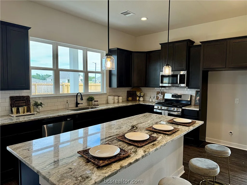 4 bed, 2130 sqft, $2,500 — Photo 2
