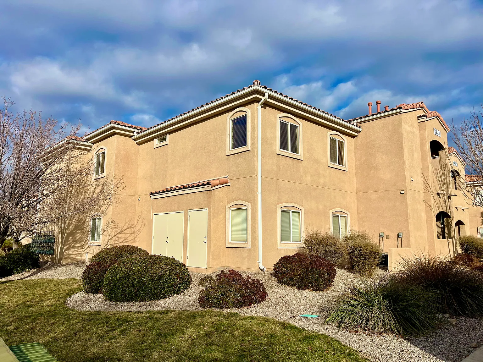 3 bed, 1235 sqft, $2,100 — Photo 1