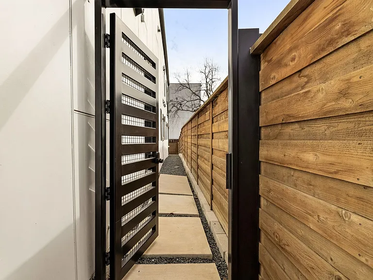 4402 Capitol Ave — Photo 11